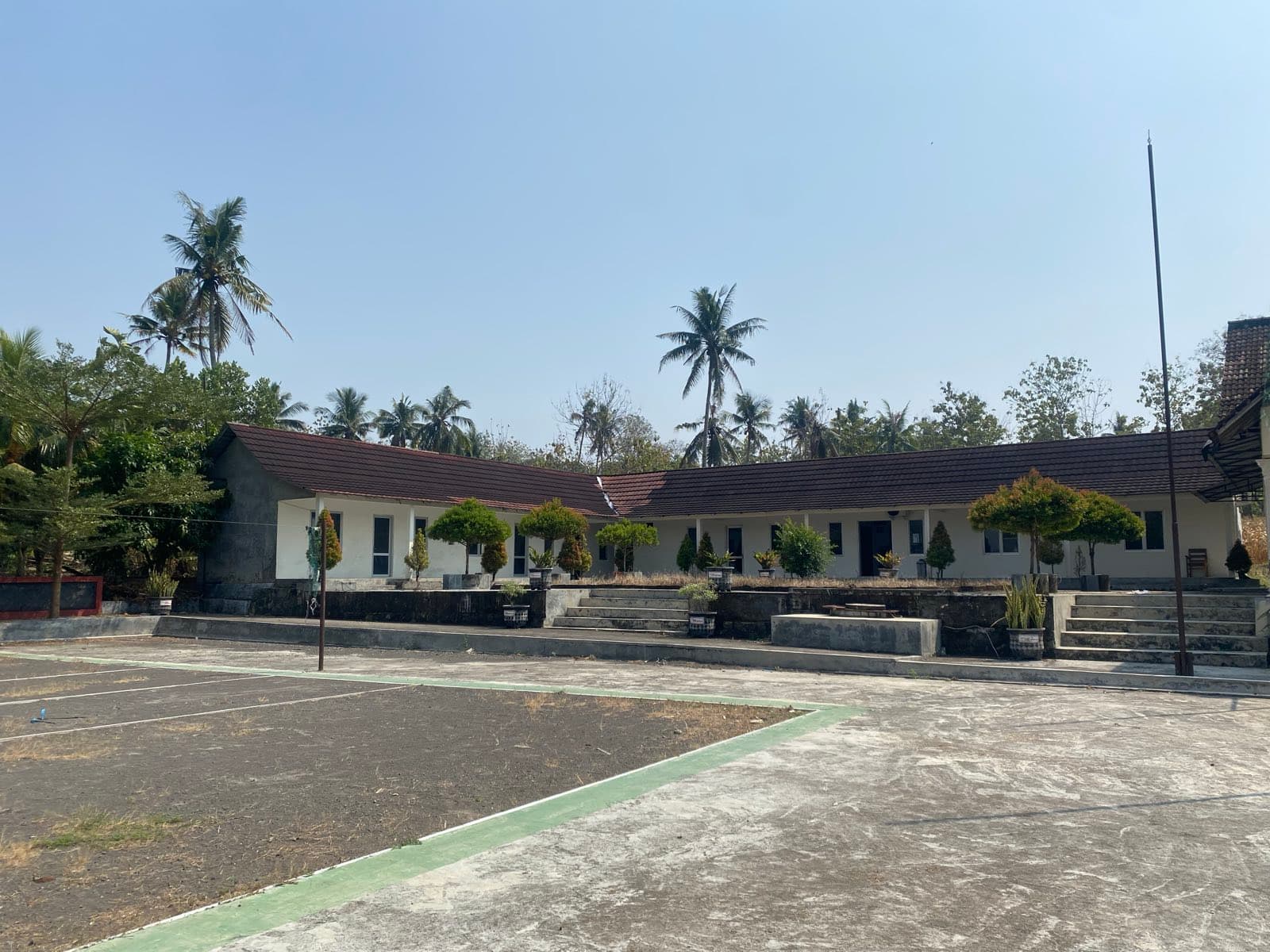 Balai Desa Garangan dilihat dari lapangan