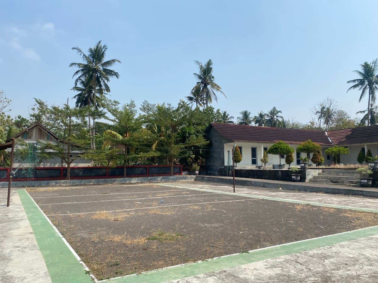 Lapangan voli di kompleks Balai Desa Garangan