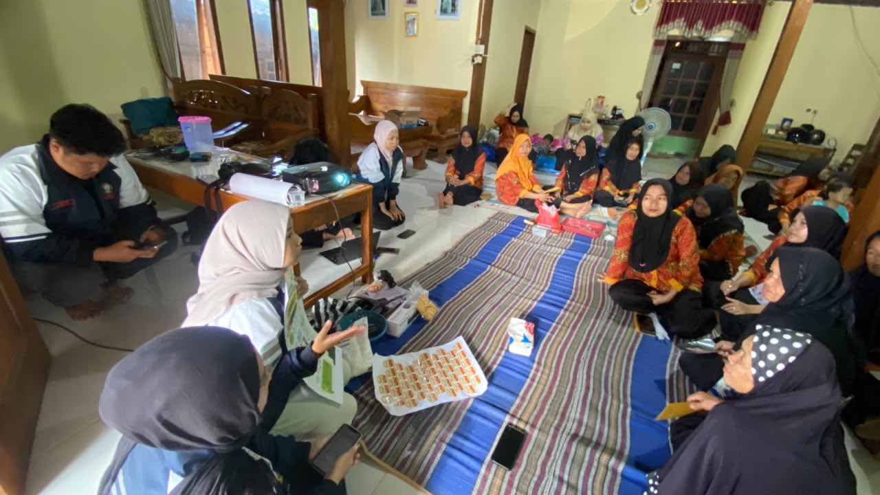 Mahasiswa KKN Edukasi Strategi Pemasaran Digital untuk Tingkatkan Branding Nugget Pisang Desa Garangan